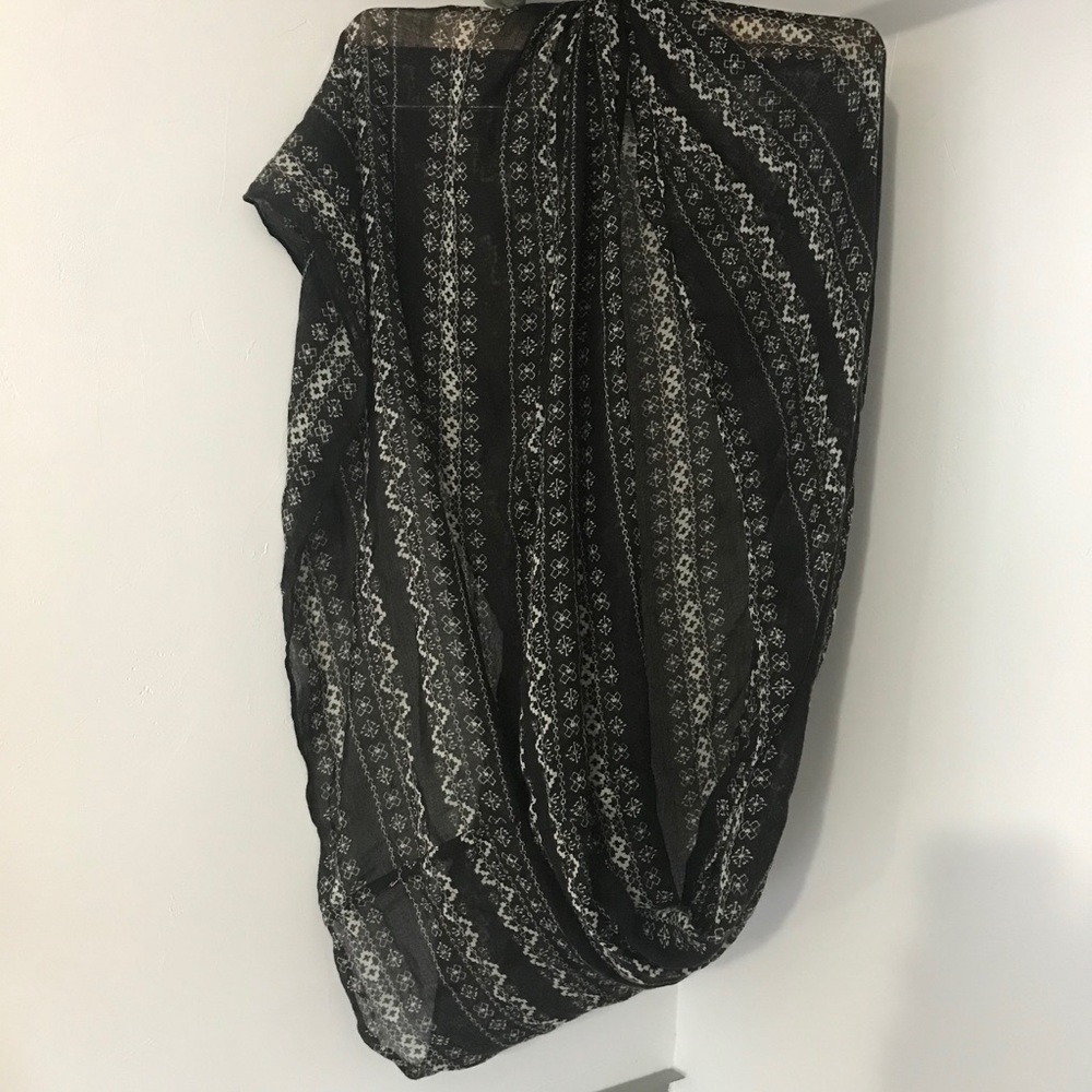 4/$20 🛍 Circle scarf Nordic print - Light weight